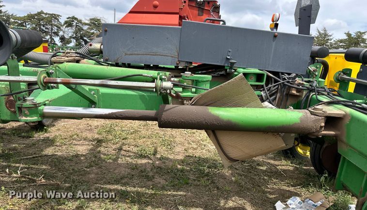 image for item OI9109 1995 John Deere 7200 Conservation planter