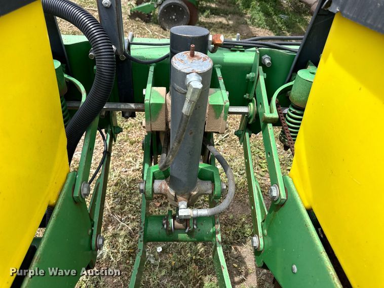 image for item OI9109 1995 John Deere 7200 Conservation planter