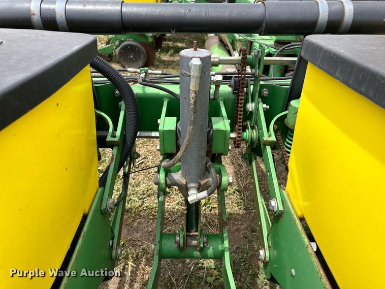 image for item OI9109 1995 John Deere 7200 Conservation planter