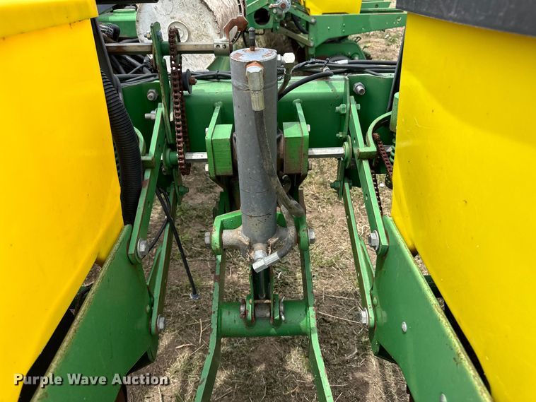 image for item OI9109 1995 John Deere 7200 Conservation planter