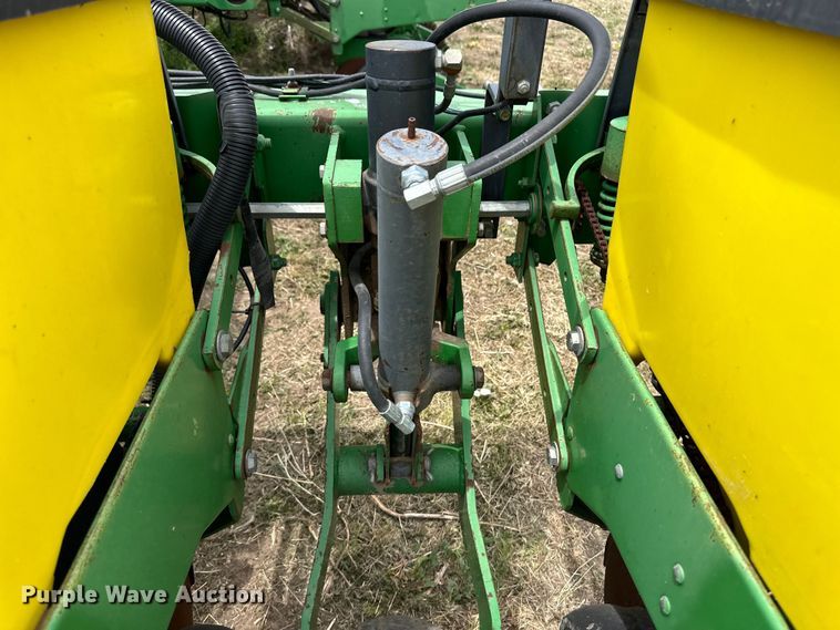 image for item OI9109 1995 John Deere 7200 Conservation planter