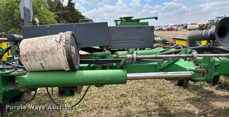 image for item OI9109 1995 John Deere 7200 Conservation planter
