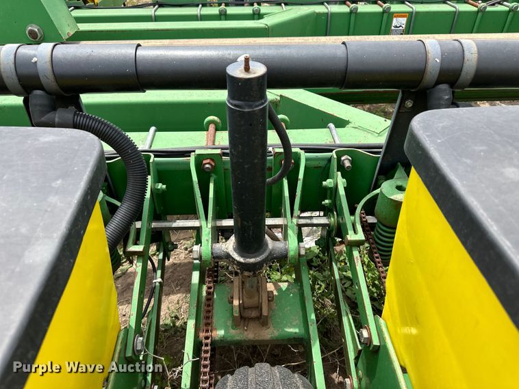 image for item OI9109 1995 John Deere 7200 Conservation planter