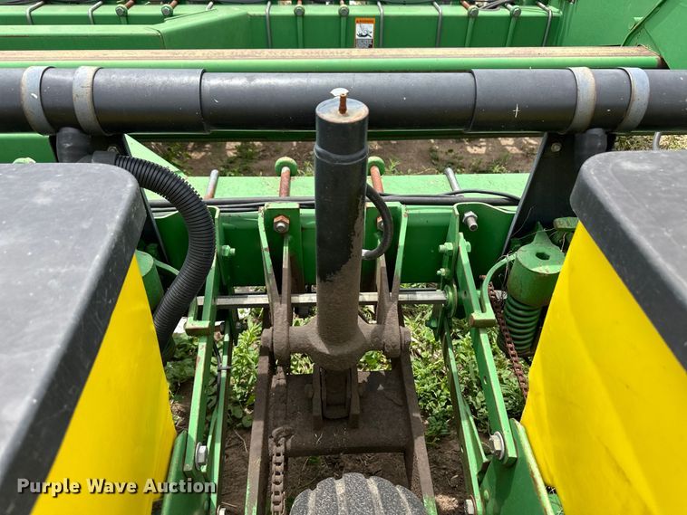 image for item OI9109 1995 John Deere 7200 Conservation planter