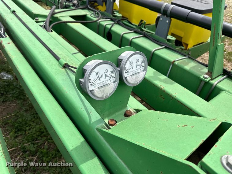image for item OI9109 1995 John Deere 7200 Conservation planter