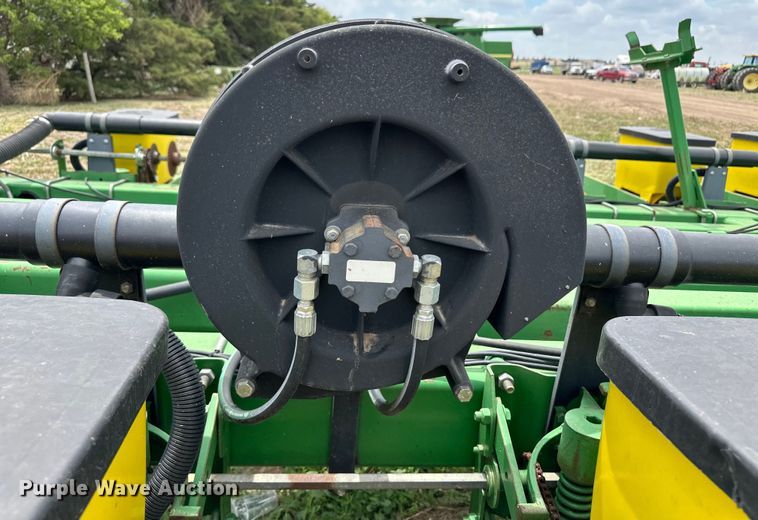 image for item OI9109 1995 John Deere 7200 Conservation planter