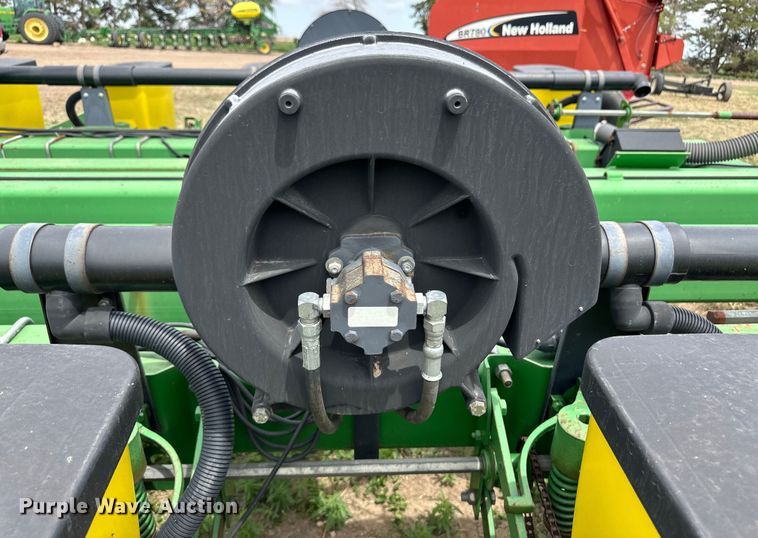 image for item OI9109 1995 John Deere 7200 Conservation planter
