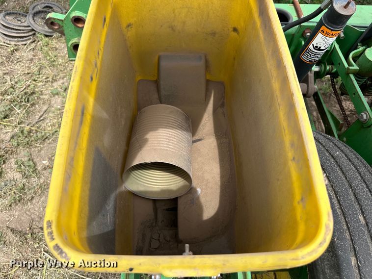 image for item OI9109 1995 John Deere 7200 Conservation planter