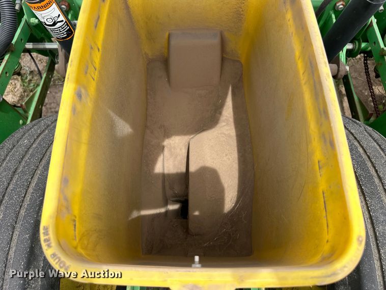 image for item OI9109 1995 John Deere 7200 Conservation planter