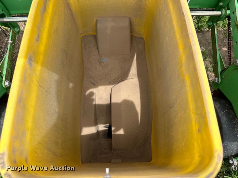 image for item OI9109 1995 John Deere 7200 Conservation planter