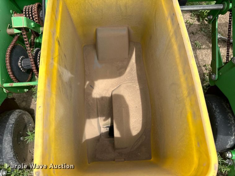 image for item OI9109 1995 John Deere 7200 Conservation planter