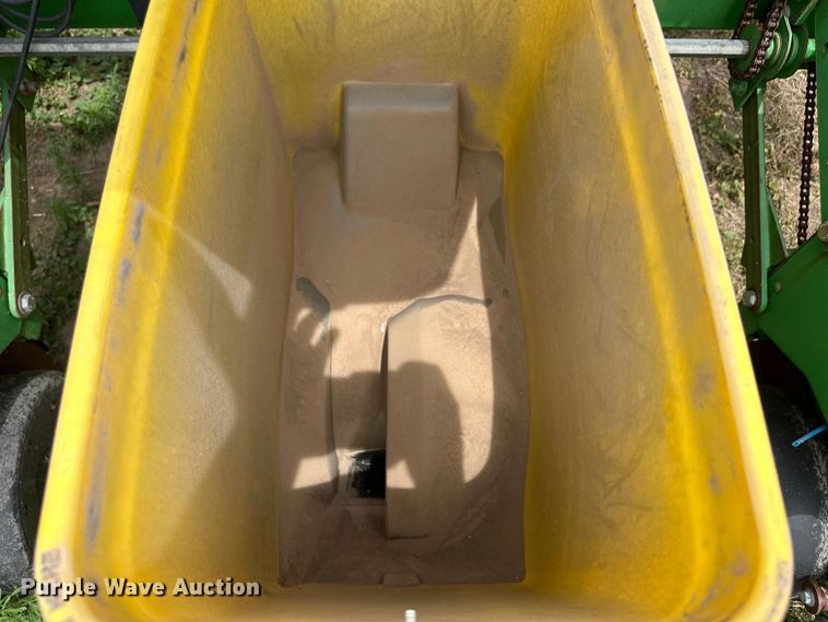image for item OI9109 1995 John Deere 7200 Conservation planter