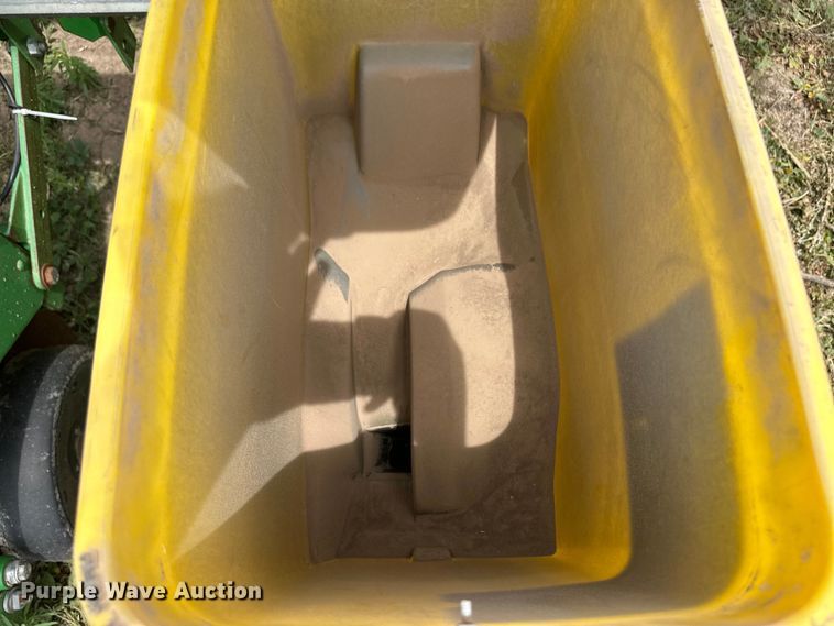 image for item OI9109 1995 John Deere 7200 Conservation planter