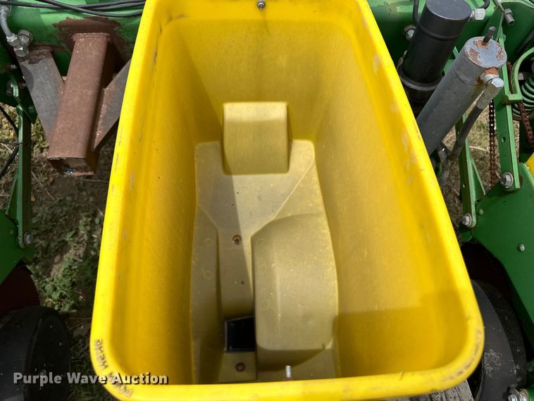 image for item OI9109 1995 John Deere 7200 Conservation planter