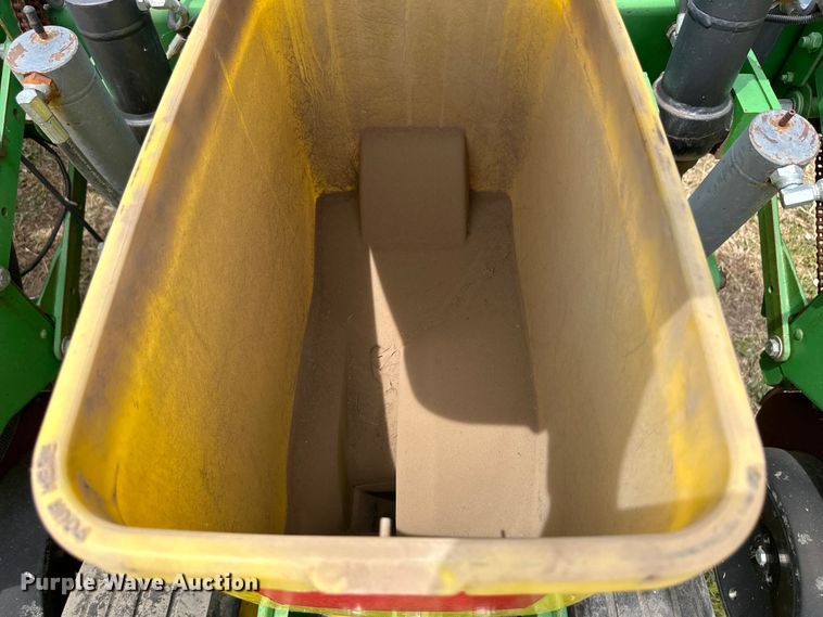 image for item OI9109 1995 John Deere 7200 Conservation planter