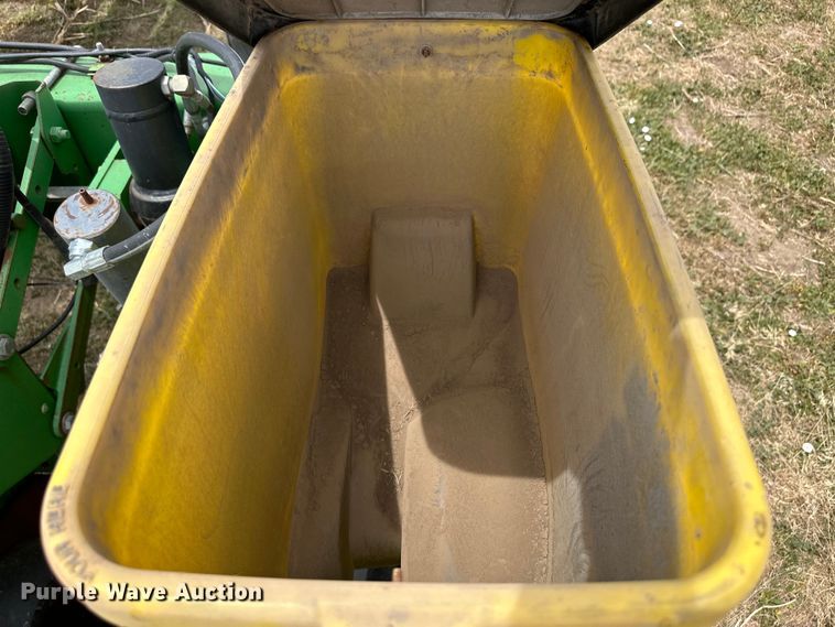 image for item OI9109 1995 John Deere 7200 Conservation planter