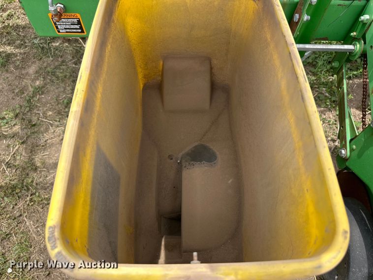 image for item OI9109 1995 John Deere 7200 Conservation planter