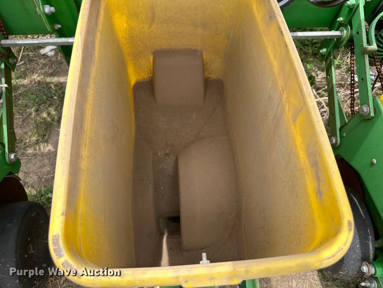 image for item OI9109 1995 John Deere 7200 Conservation planter