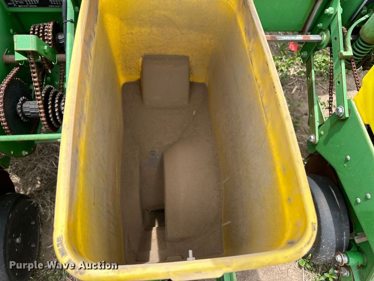 image for item OI9109 1995 John Deere 7200 Conservation planter