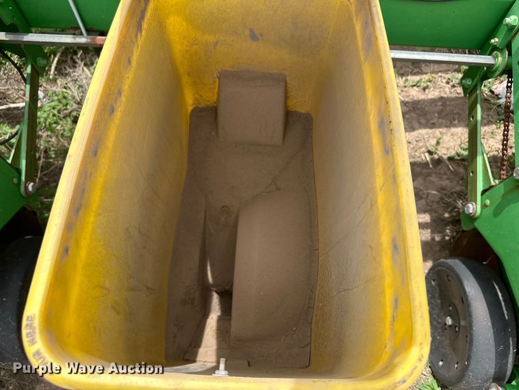 image for item OI9109 1995 John Deere 7200 Conservation planter