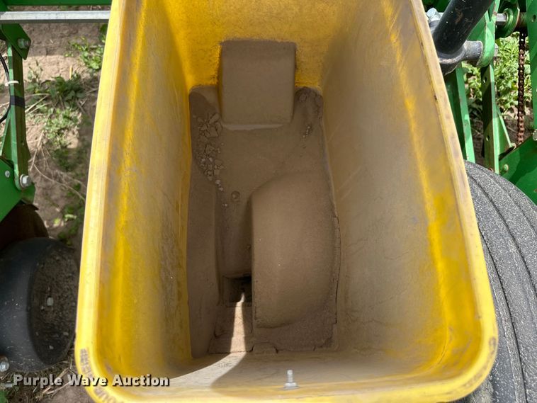 image for item OI9109 1995 John Deere 7200 Conservation planter