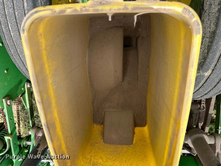 image for item OI9109 1995 John Deere 7200 Conservation planter