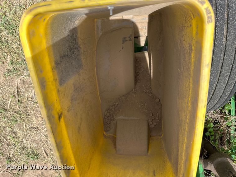 image for item OI9109 1995 John Deere 7200 Conservation planter