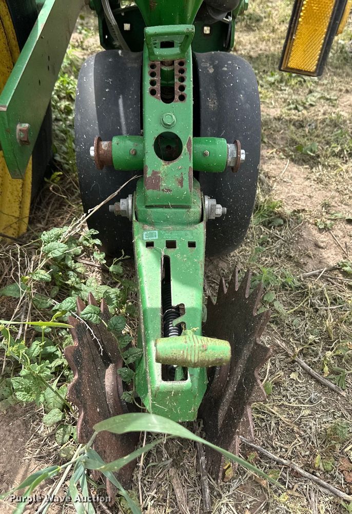 image for item OI9109 1995 John Deere 7200 Conservation planter