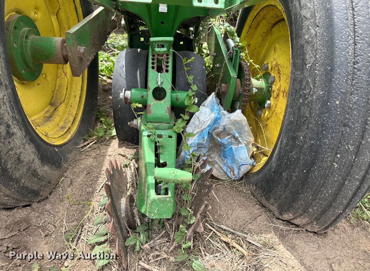 image for item OI9109 1995 John Deere 7200 Conservation planter