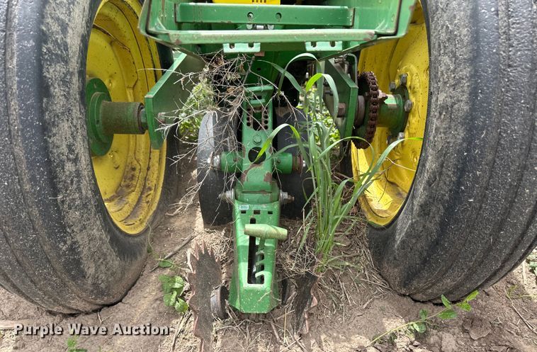 image for item OI9109 1995 John Deere 7200 Conservation planter