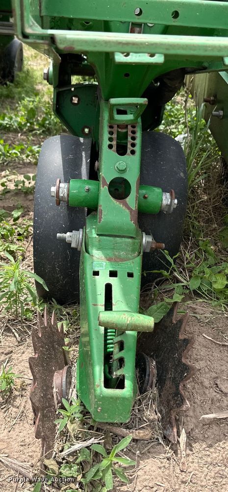 image for item OI9109 1995 John Deere 7200 Conservation planter