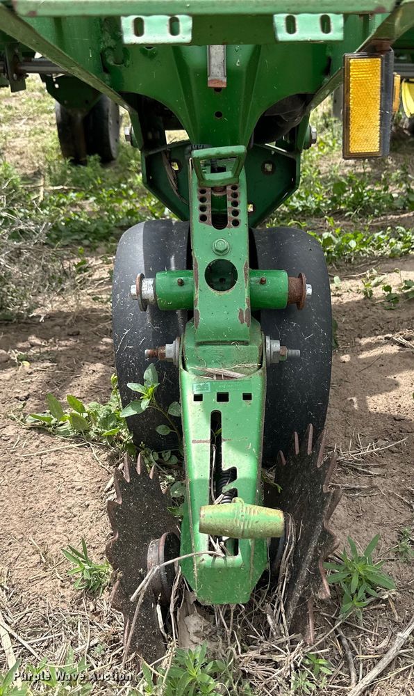 image for item OI9109 1995 John Deere 7200 Conservation planter