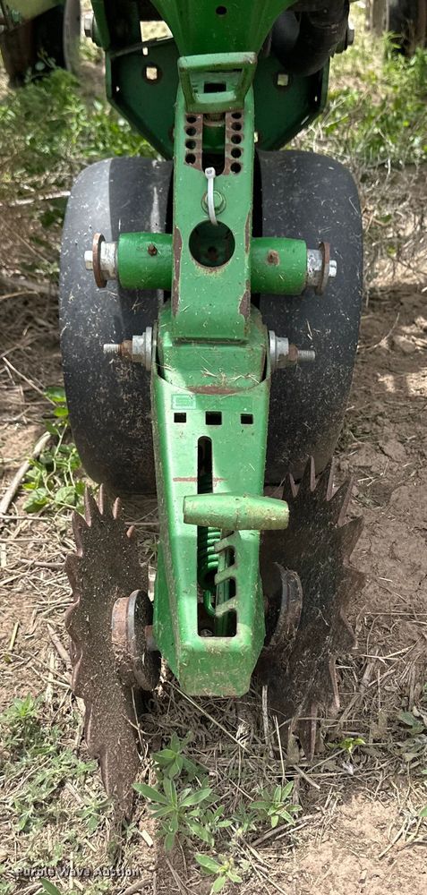 image for item OI9109 1995 John Deere 7200 Conservation planter