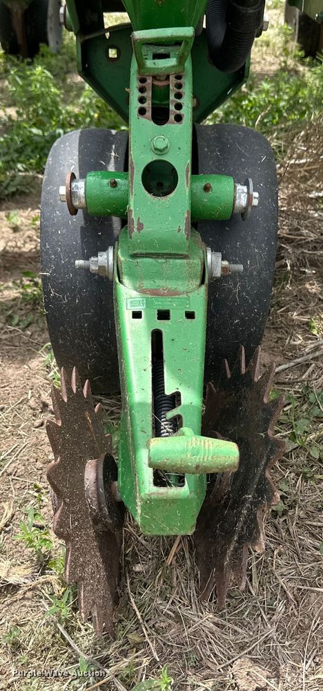 image for item OI9109 1995 John Deere 7200 Conservation planter