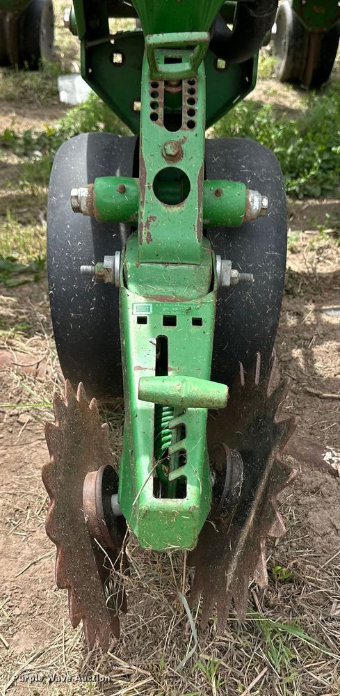 image for item OI9109 1995 John Deere 7200 Conservation planter