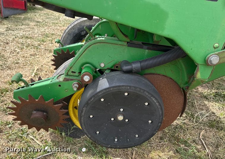 image for item OI9109 1995 John Deere 7200 Conservation planter