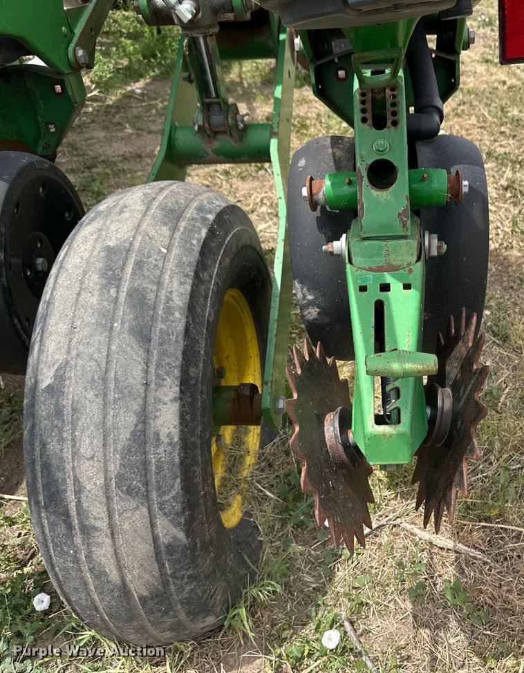 image for item OI9109 1995 John Deere 7200 Conservation planter