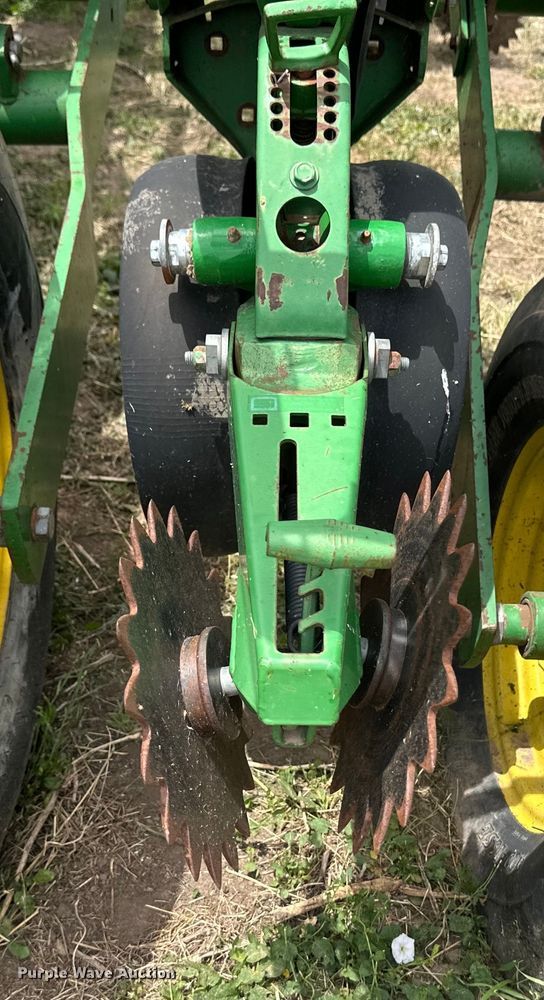 image for item OI9109 1995 John Deere 7200 Conservation planter