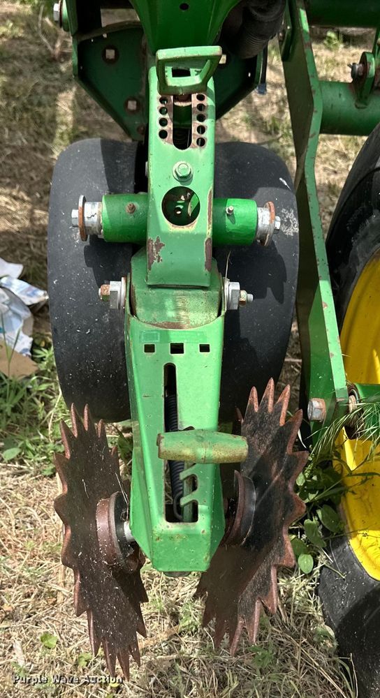 image for item OI9109 1995 John Deere 7200 Conservation planter