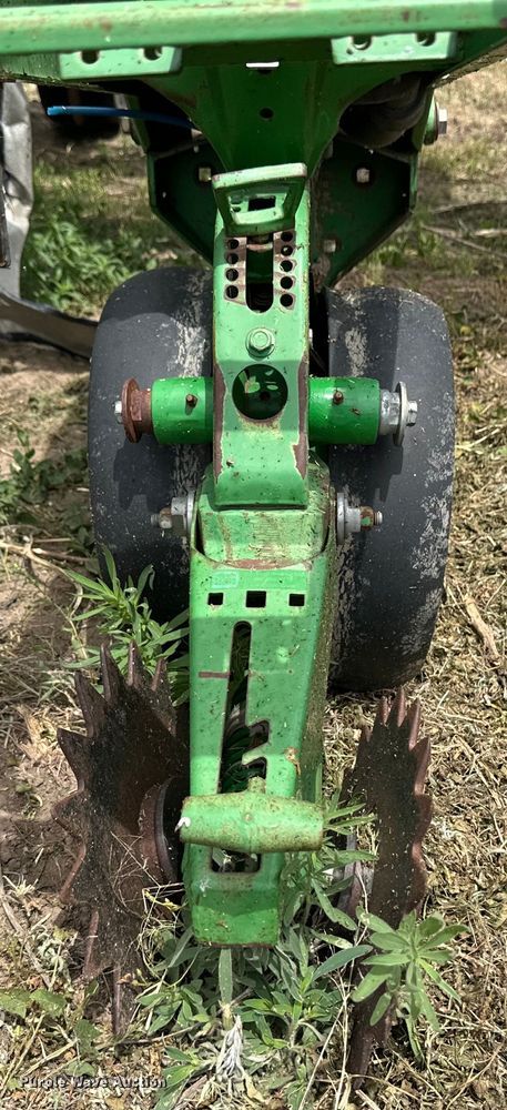 image for item OI9109 1995 John Deere 7200 Conservation planter