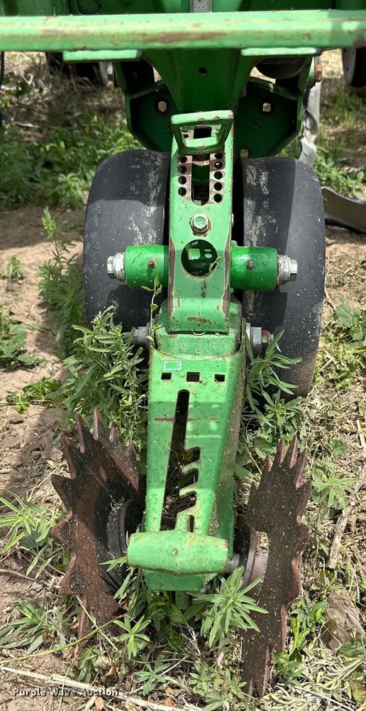 image for item OI9109 1995 John Deere 7200 Conservation planter