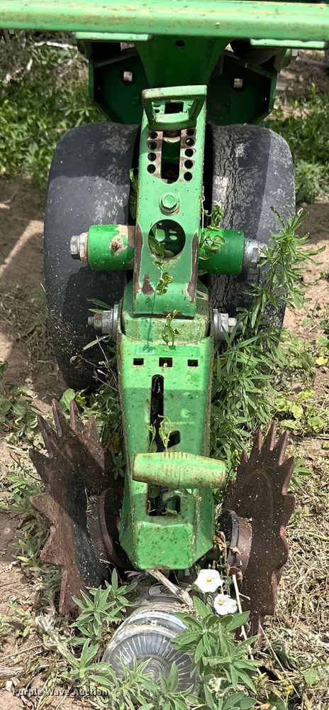 image for item OI9109 1995 John Deere 7200 Conservation planter