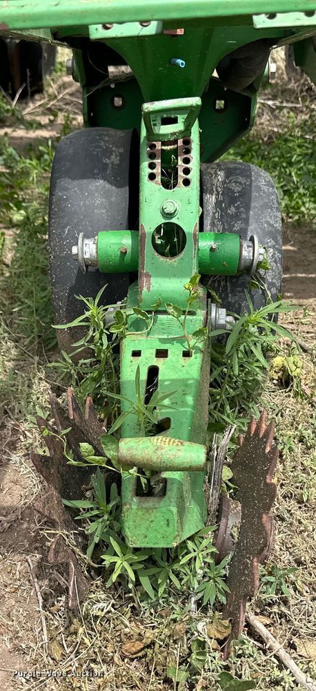 image for item OI9109 1995 John Deere 7200 Conservation planter