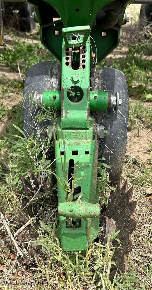 image for item OI9109 1995 John Deere 7200 Conservation planter
