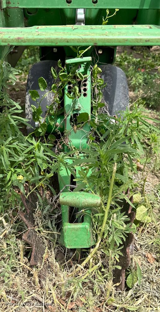 image for item OI9109 1995 John Deere 7200 Conservation planter