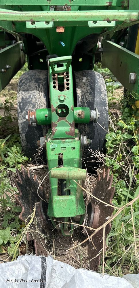 image for item OI9109 1995 John Deere 7200 Conservation planter