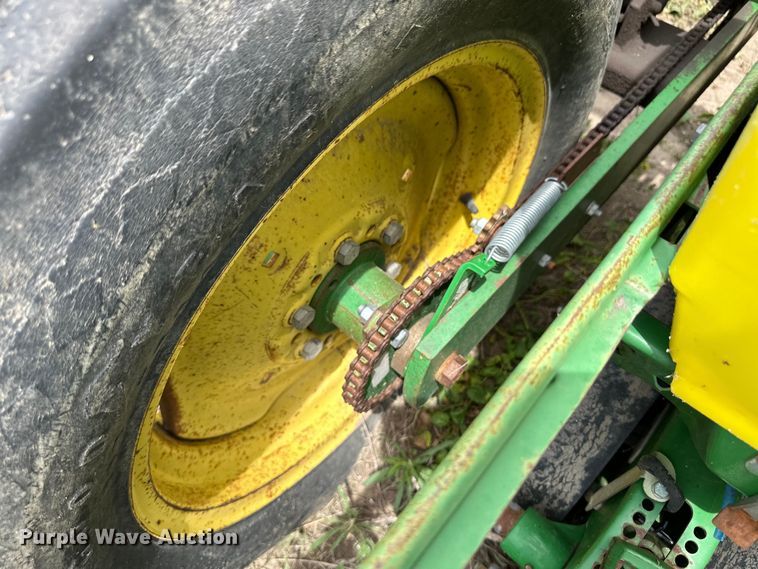 image for item OI9109 1995 John Deere 7200 Conservation planter