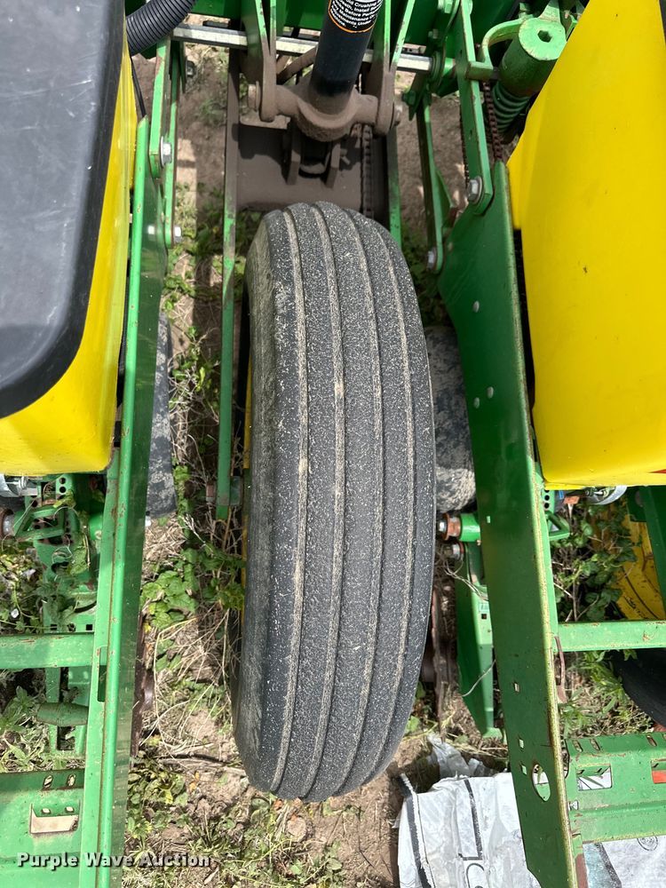 image for item OI9109 1995 John Deere 7200 Conservation planter