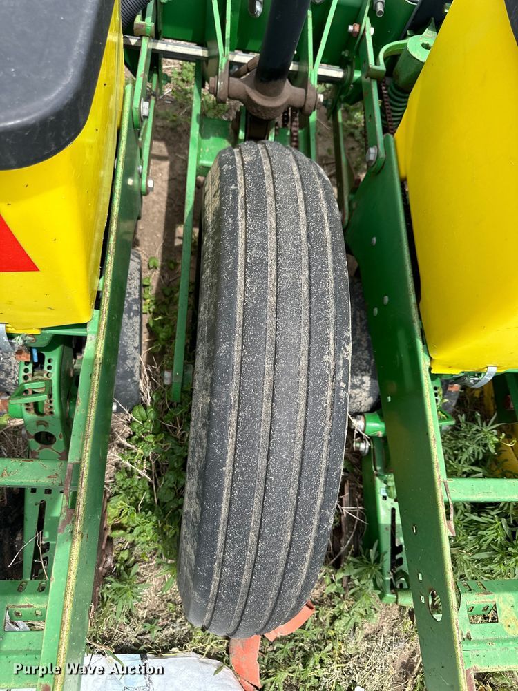 image for item OI9109 1995 John Deere 7200 Conservation planter