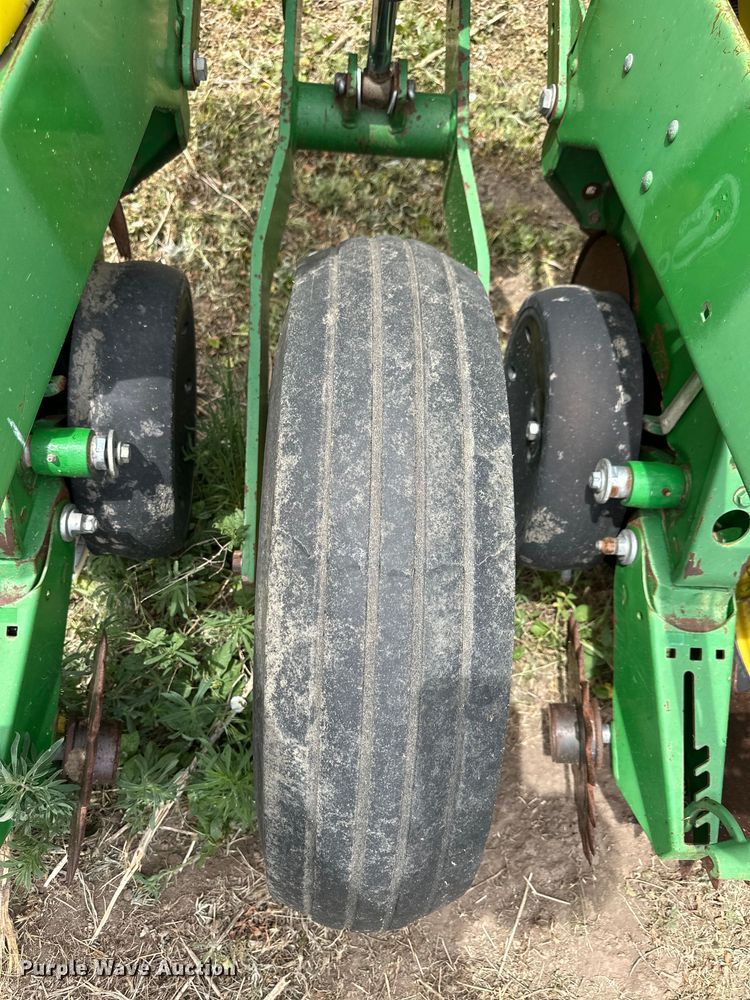 image for item OI9109 1995 John Deere 7200 Conservation planter
